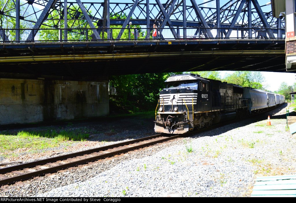 NS 6937 passing under Main Street Bridge, friendly wave from the conductor. 